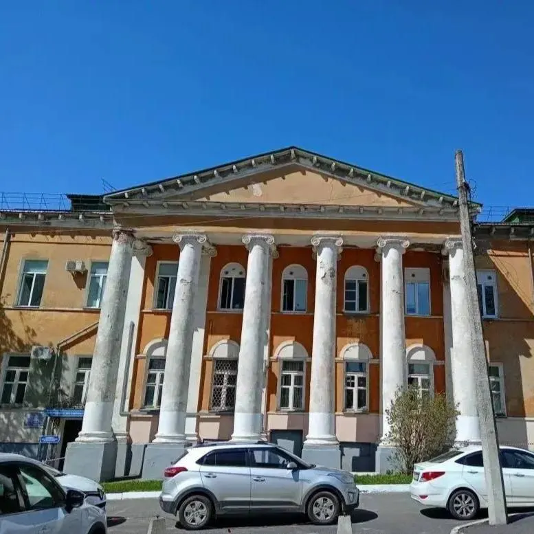 Дом Денисьева на Садовой улице — памятник XVIII века — начнут ремонтировать через год после удара БПЛА: в планах восстановление крыши, окон и фасада.
