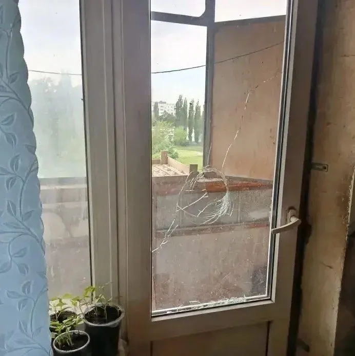 Ночью в Северо‑западном микрорайоне Курска обломки беспилотника попали в многоэтажку: выбиты стекла и посечены балконы в десяти квартирах, осколками повреждены четыре автомобиля.