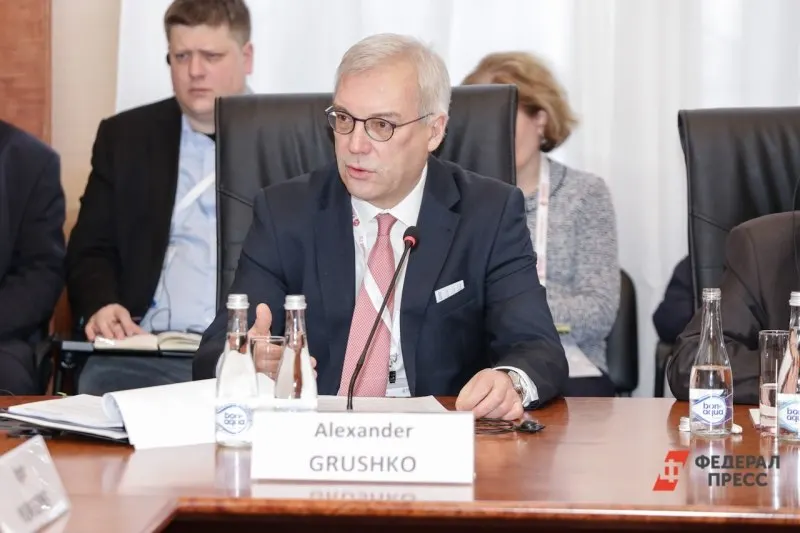 Замминистра иностранных дел Александр Грушко предупредил, что любые действия НАТО по блокаде или применению силы против Калининградской области приведут к серьёзным последствиям; он также назвал риск захвата региона нулевым и отметил рост военной активности в Балтийском море.