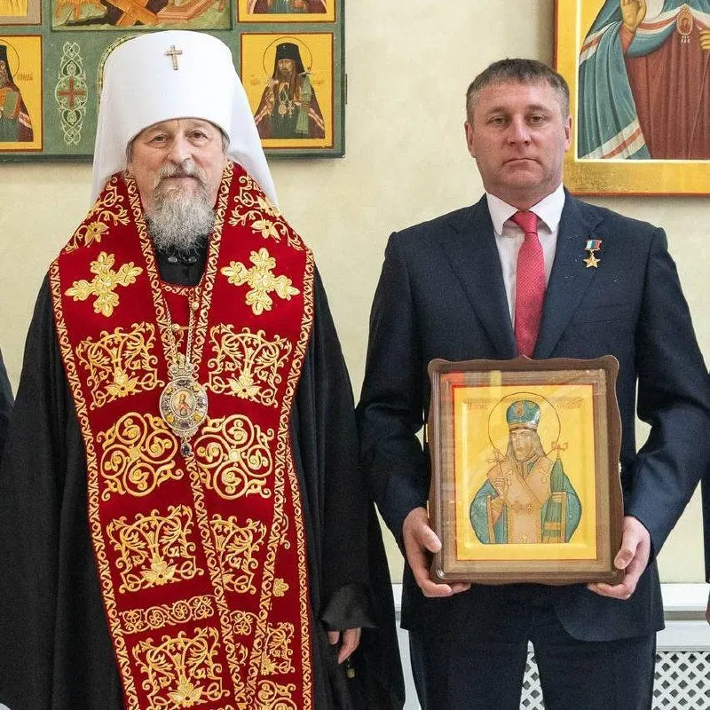 Митрополит Белгородский и Старооскольский Иоанн пожелал врио губернатора Александру Шуваеву сохранять человеческое достоинство и пообещал ему поддержку; на лацкане Шуваева появилась звезда Героя России.