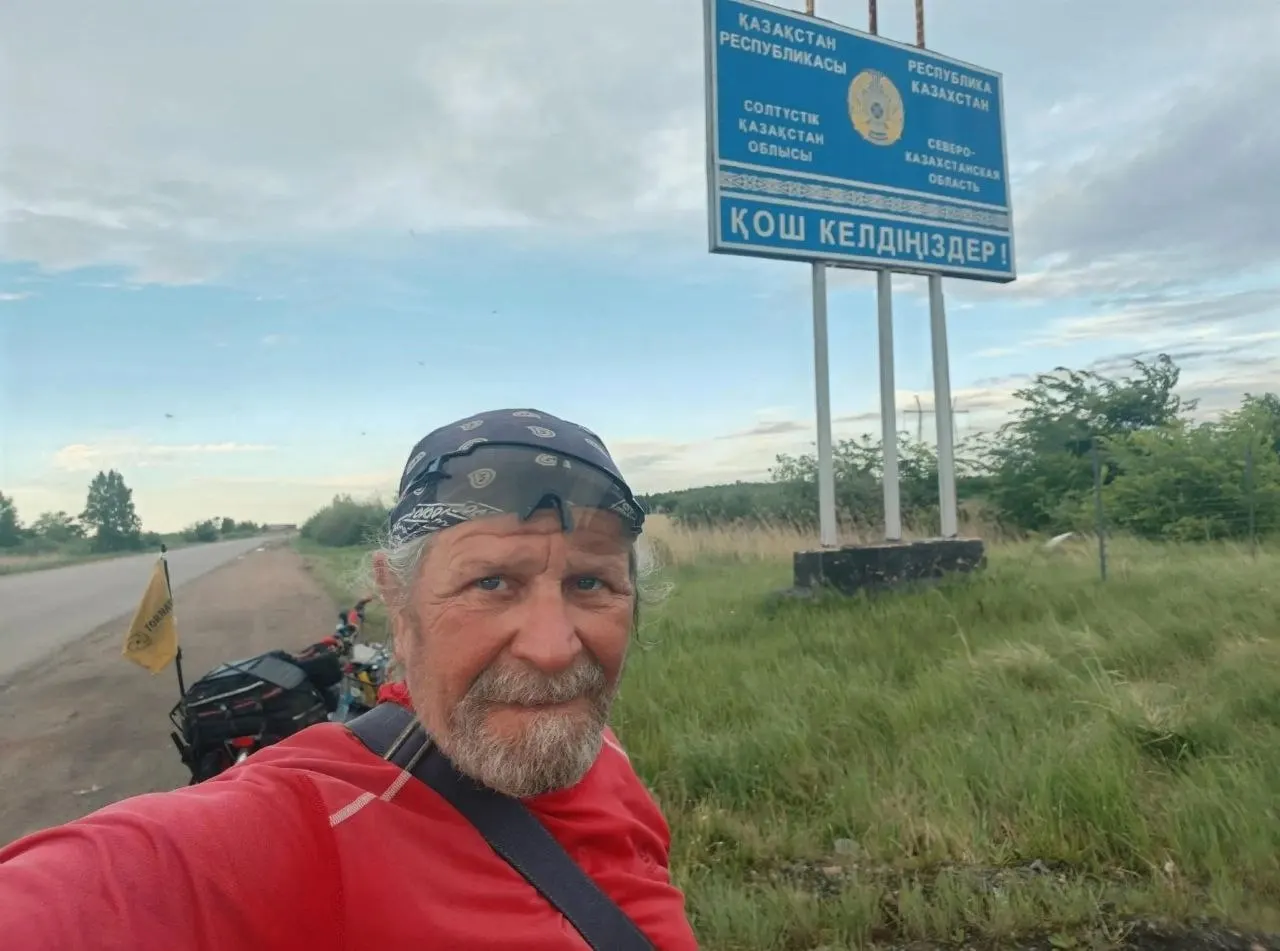 Андрей Козлов в пути 31 день — он движется к Владивостоку и уже близок к Омской области. По дороге он столкнулся с жарой и интенсивным трафиком, иногда уезжая на щебёнистую обочину.
