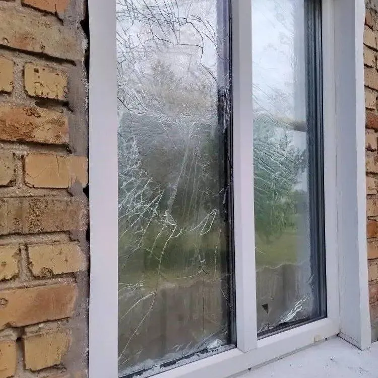В Грайворонском округе из‑за регулярных атак беспилотников приостановлены работы по восстановлению повреждённых домов. Власти заявляют, что не могут переселить жителей из опасных посёлков и выплатить им компенсации.
