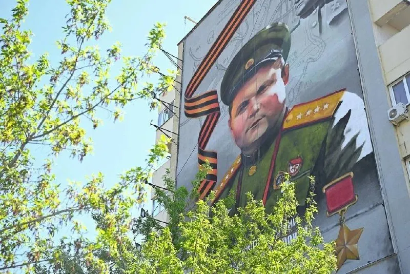 Портрет Николая Ватутина нанесён на фасад дома на улице 20-летия Октября. Мурал выполнен по эскизам, выбранным в ходе конкурса, в котором участвовали более 70 работ.