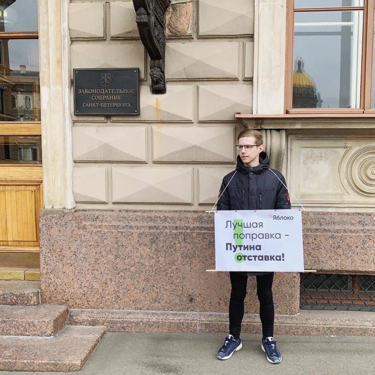 Журналиста объявили в федеральный розыск; ему также выписаны административные штрафы по делам об «иностранном агенте» и «ЛГБТ‑пропаганде». Минюст включил Ваганова в реестр «иностранных агентов» и назвал участником «Международного движения ЛГБТ».