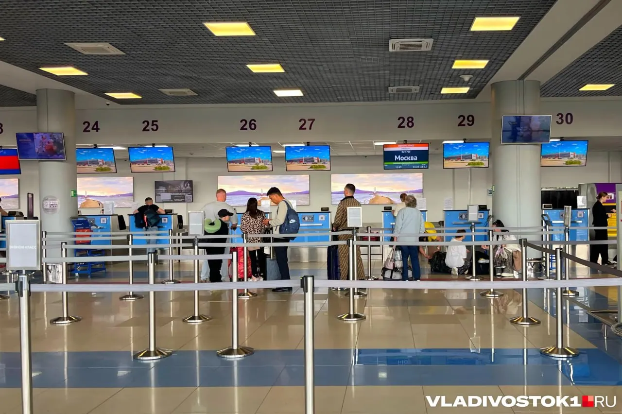 Рейсы из Владивостока в Москву, Благовещенск и Хабаровск задержаны из‑за позднего прибытия воздушных судов. Ожидают вылета более 300 человек, в том числе 22 ребёнка; авиакомпании предоставляют положенные услуги, жалоб в прокуратуру пока нет.