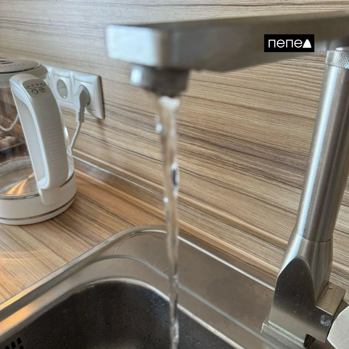 Жители нескольких улиц жалуются на отсутствие холодной и горячей воды после аварии на водозаборе. Коммунальщики говорят о медленном заполнении резервуаров и подвозе воды, но конкретных сроков восстановления не назвали.