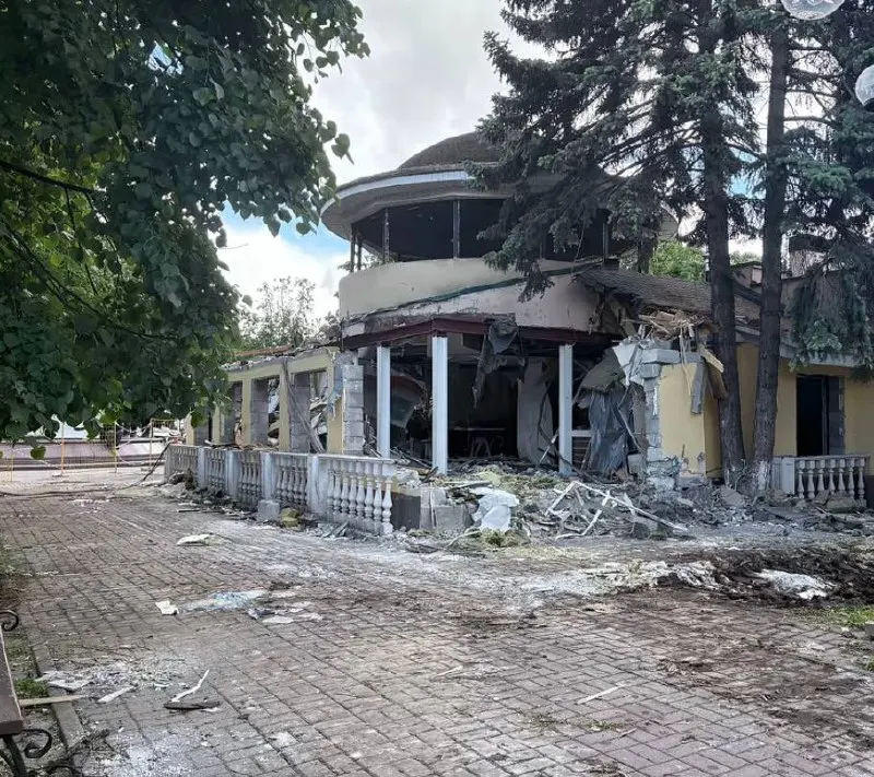 В центре Калуги демонтировали самовольную постройку напротив Калужского драматического театра — павильон, в котором долгие годы работал фастфуд, перестал быть частью городского ландшафта. Жители обсуждают, как это изменит облик Театральной площади.