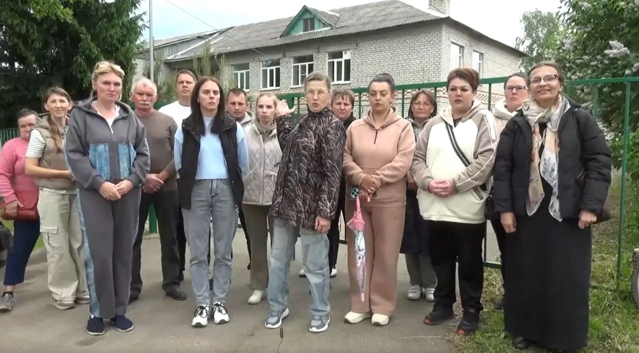 Родители и местные жители выступают против планов закрыть единственную школу в Семьинском (Юрьев‑Польский район). Власти предлагают перевести детей в Сосновый Бор на расстояние около 30 км, что вызывает опасения за будущее деревни и удобства для малышей.
