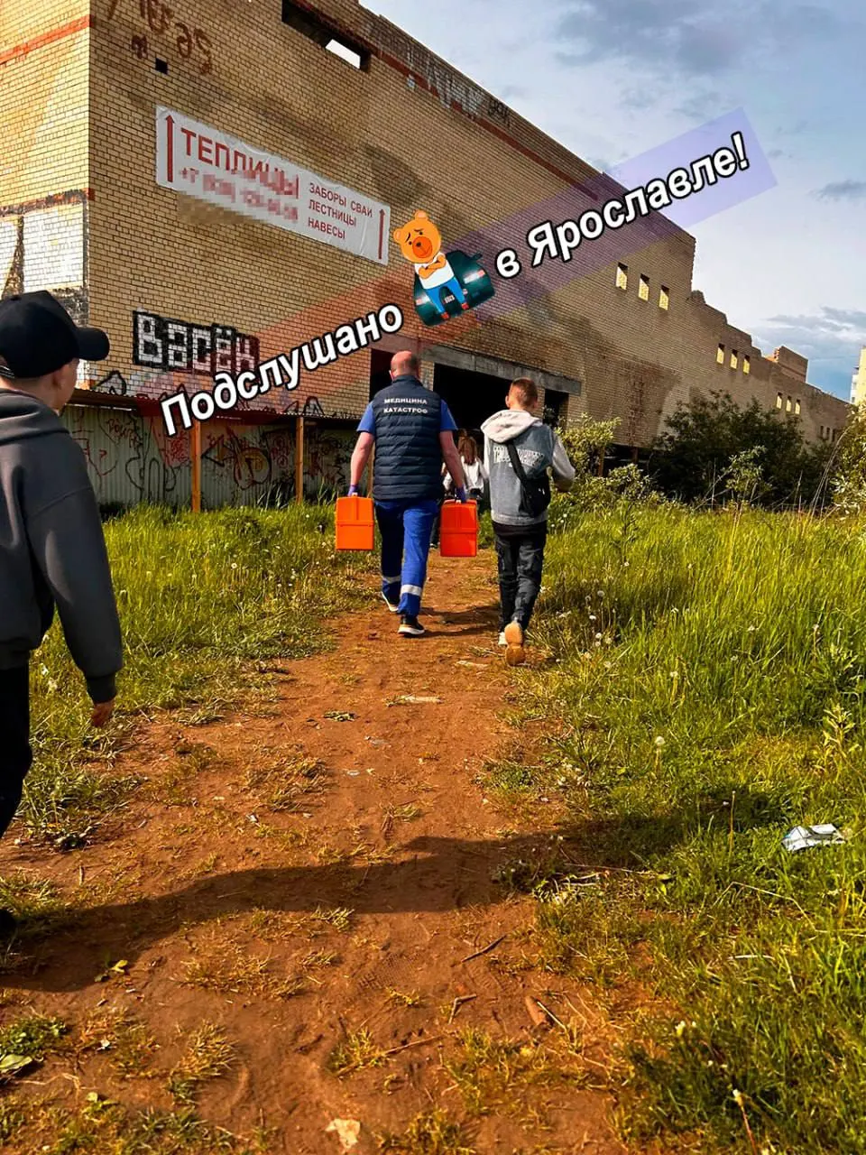 На улице Бабича в Ярославле 12‑летний ребёнок упал с заброшенного объекта; его доставили в больницу, обстоятельства происшествия выясняют.