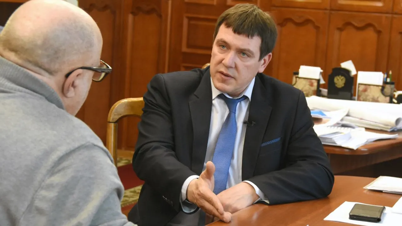 Проверка выявила технологические нарушения при укладке асфальта — работы на Московском проспекте и других улицах вернутся подрядчикам на доработку. Стоимость строительства километра дороги выросла до≈60 млн ₽.
