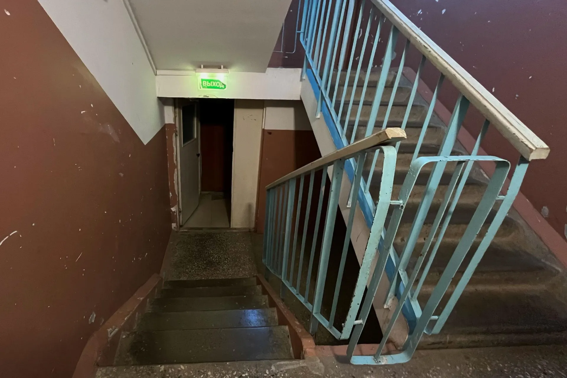 Мужчина, который год преследовал и угрожал женщине, напал на неё: сначала облил кислотой, затем нанес ножевые ранения. Пострадавшая госпитализирована, по делу проводят проверку.