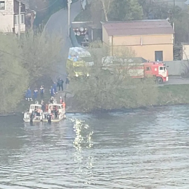 В Подмосковье моторная лодка перевернулась — на ней находились 13 человек. Двоих детей госпитализировали, транспортная прокуратура начала проверку.