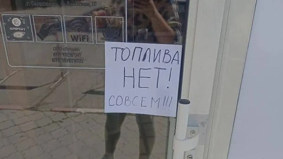 В аннексированном Крыму объявили о введении талонов на бензин марки АИ-95 и ограничении розничной продажи АИ-92 до 20 литров на одно транспортное средство. Ограничения связаны с перебоями в поставках топлива после ударов по НПЗ и проблем на сухопутном маршруте в Крым.