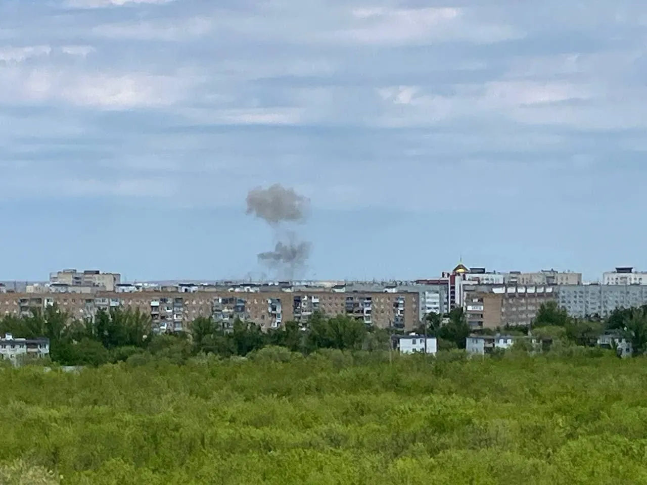Беспилотник врезался в многоквартирный дом на Волгоградской улице в Оренбурге. Пострадавших нет, жители эвакуированы; в регионе ограничили работу аэропортов и перевели школы на дистанционное обучение.