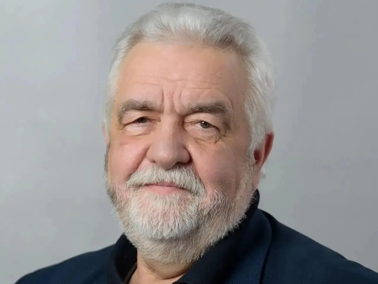 Директор рязанской школы №40 во Рязани Владимир Лагутин скончался. Прощание состоится 30 мая у здания школы.