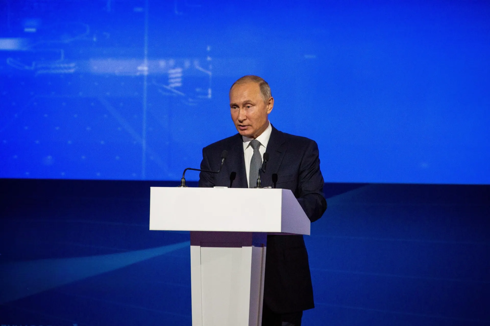 Во время выступления на Евразийском экономическом форуме президент заявил, что развитие искусственного интеллекта может привести к массовой автоматизации и сокращению рабочих мест. Он находится в Казахстане с государственным визитом.