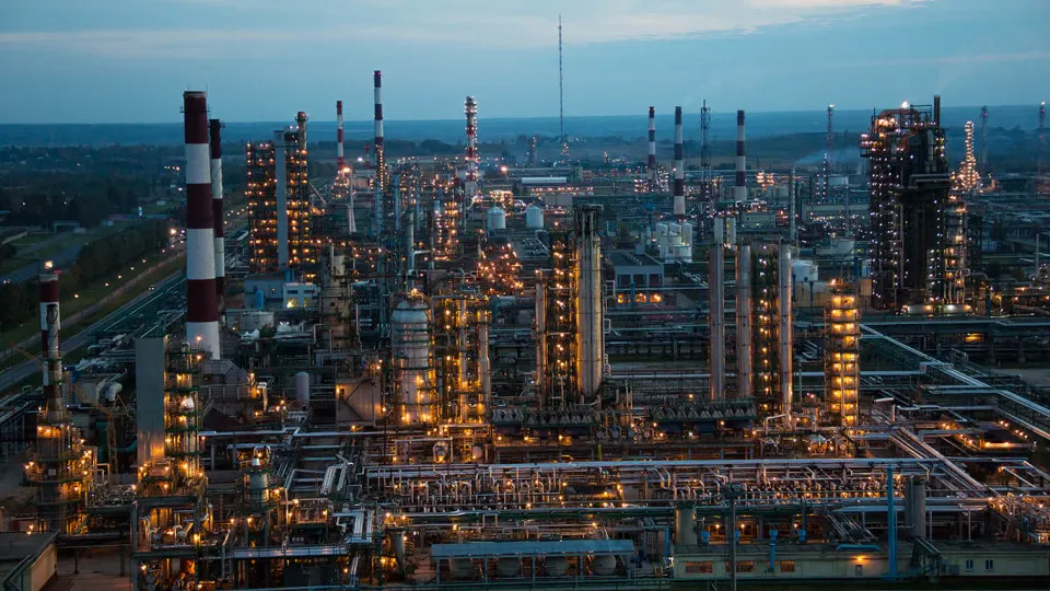 В ночь на 22 мая беспилотники атаковали один из крупнейших российских нефтеперерабатывающих заводов в Ярославской области. Киев подтвердил ответственность и заявил о подготовке новых ответных мер.