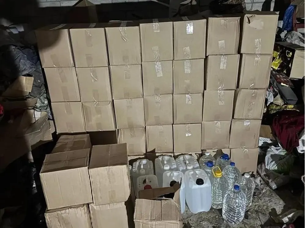 У жителя Рязанской области обнаружили около 800 бутылок нелегального алкоголя. Ему грозит до трёх лет лишения свободы, материалы переданы в правоохранительные органы.