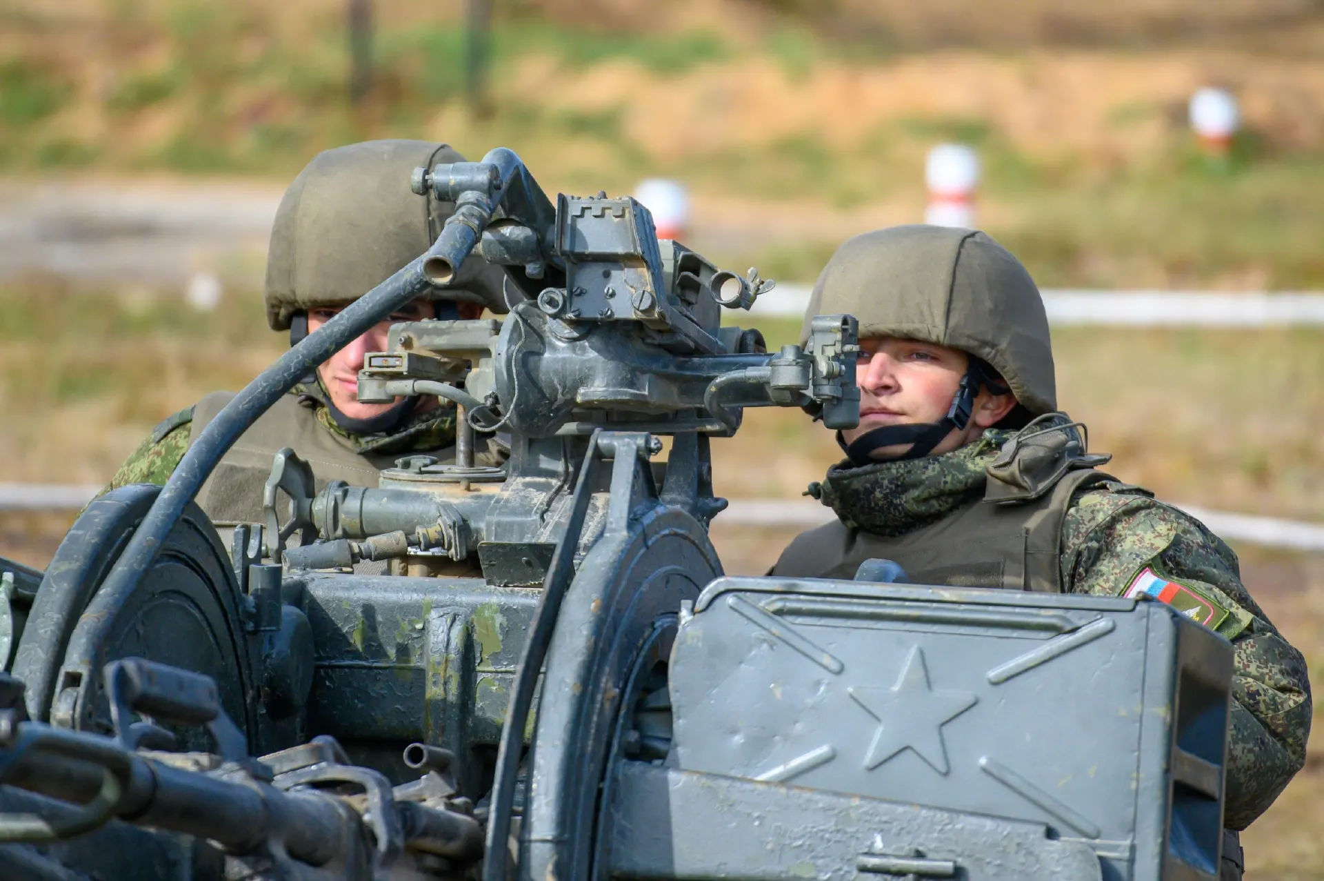 Утром силы ПВО перехватили и уничтожили несколько беспилотников над Рязанской областью. Официальных подробностей пока нет.