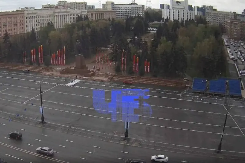 Трибуны и флаги устанавливают по плану; власти обещают завершить подготовку к генеральной репетиции 7 мая, несмотря на предупреждения о беспилотной опасности и инциденты в других регионах.