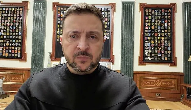 Президент Украины заявил, что разведка, опираясь на данные партнёров, зафиксировала признаки подготовки комбинированного удара «Орешником», в том числе по Киеву. Граждан просят внимательно относиться к сигналам тревоги и пользоваться укрытиями.