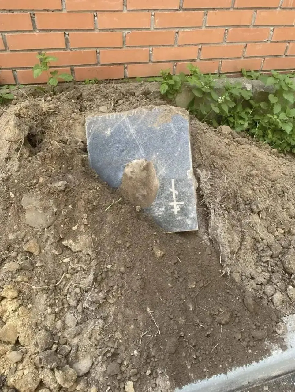 Жители обнаружили осколки памятников и фрагменты ткани в грунте, привезённом к детской площадке в московском Чертанове. Местные власти и надзорные органы пока не прокомментировали ситуацию.