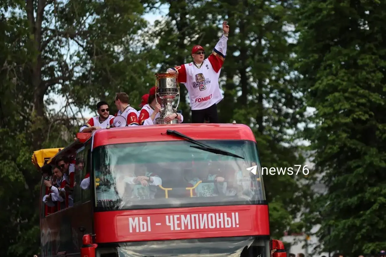 Парад чемпионов закончился: хоккеисты уже сели в автобус, а само мероприятие по расписанию завершилось в 18:00. Зрелище получилось ярким.