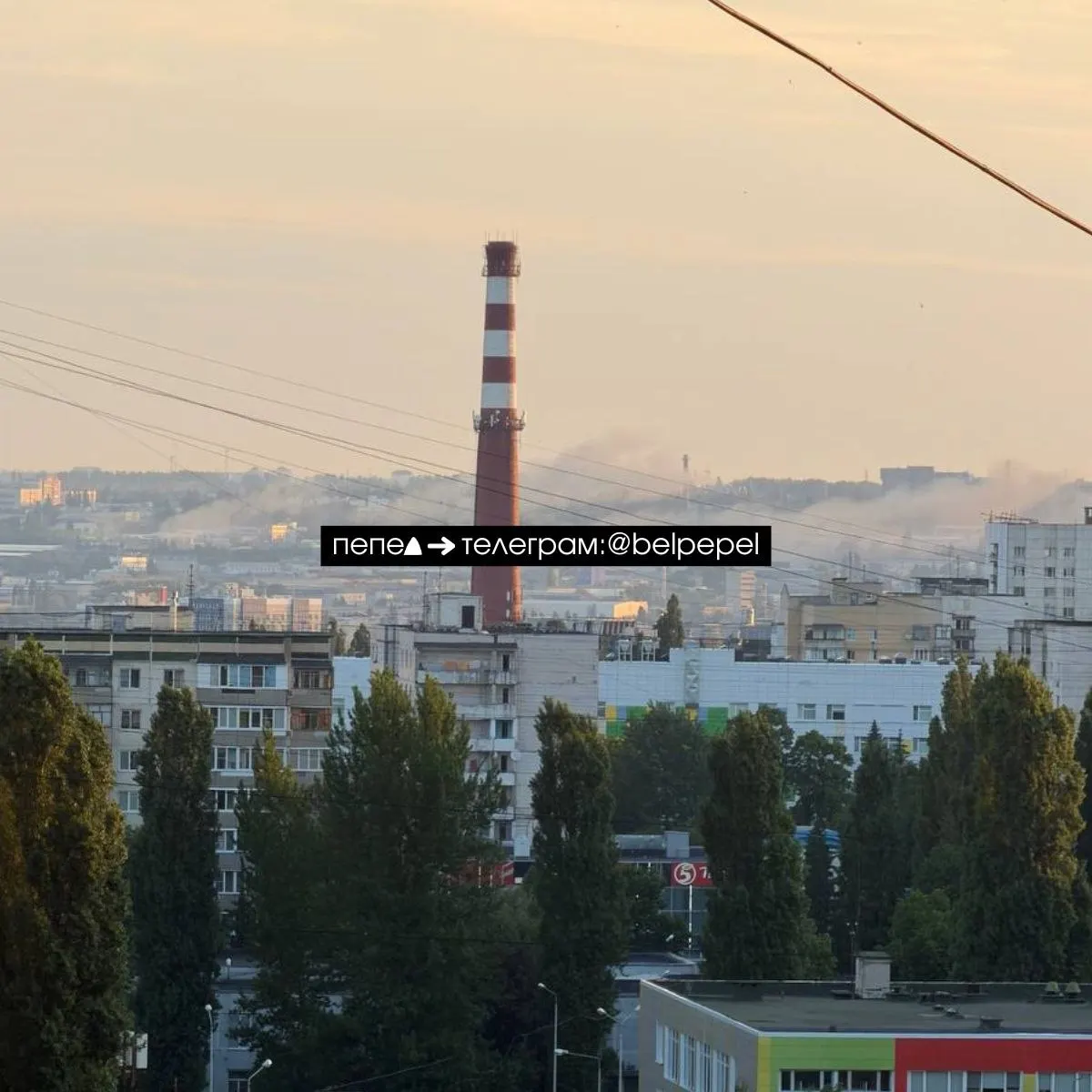 В результате утреннего обстрела в Белгородской области зафиксированы повреждения объектов энергетики — наблюдаются перебои с электроснабжением и водоснабжением. На фото — дым над городом.