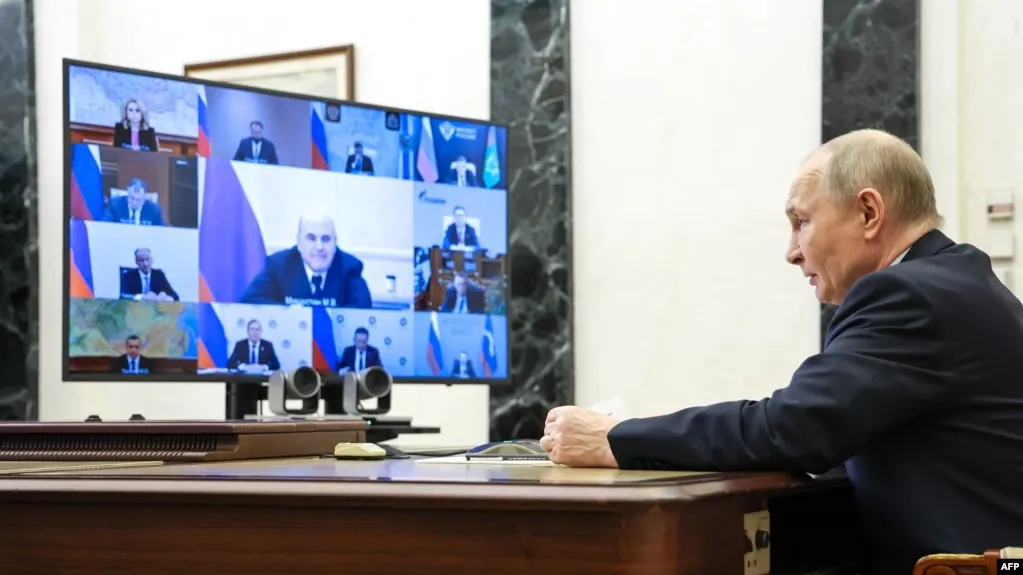 В появившемся докладе европейской разведки говорится о «растущем беспокойстве» в Кремле из‑за возможного заговора против президента, в том числе опасений использования беспилотников; в документе упоминается влияние Сергея Шойгу и усиление охраны, официальных комментариев нет.