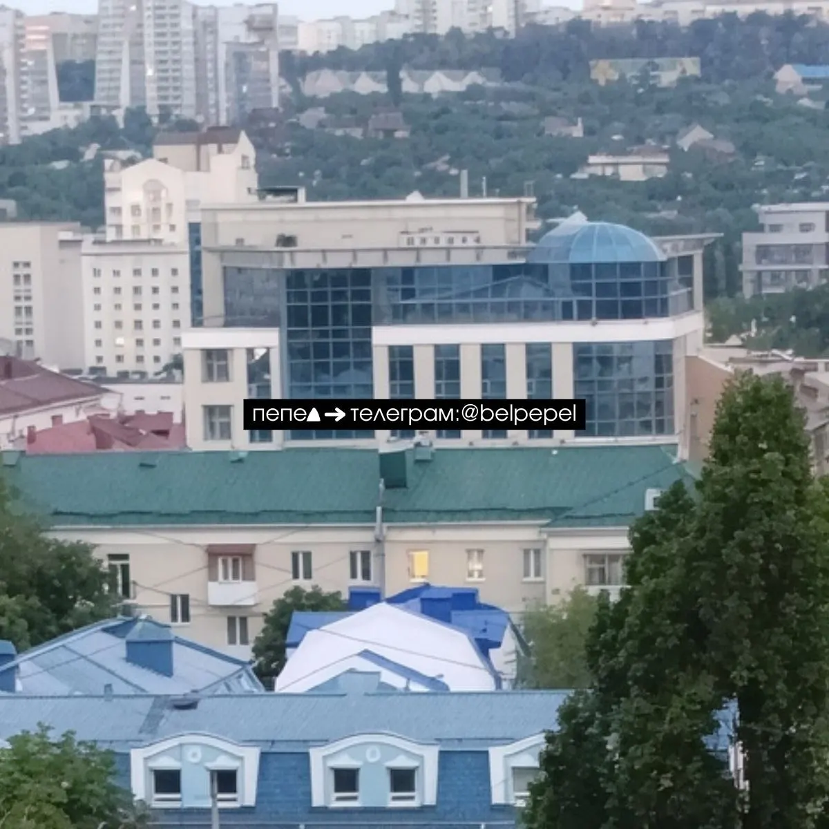 В отделении банка ВТБ на проспекте Славы в Белгороде после взрыва наблюдаются разбитые стёкла. Подробности инцидента уточняются.