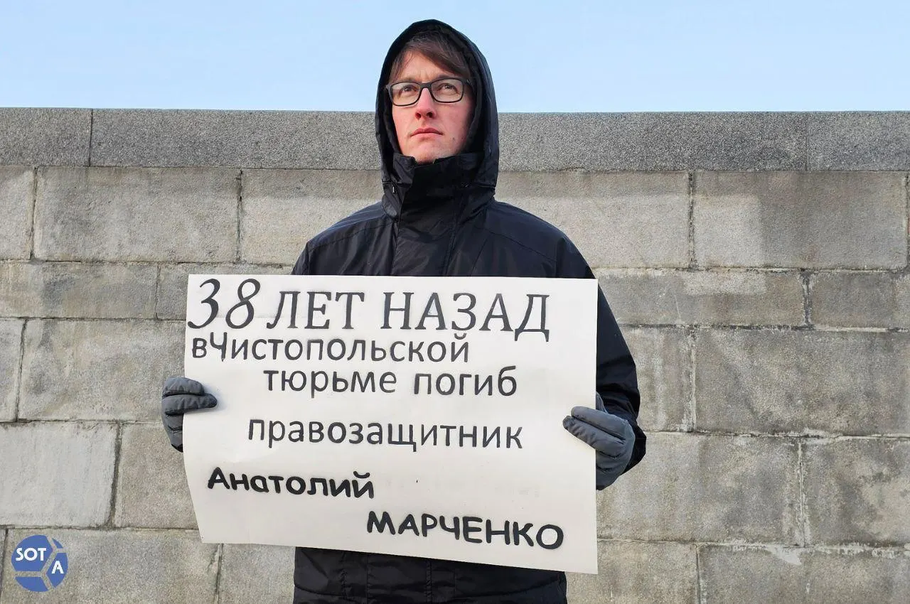Верх‑Исетский районный суд Екатеринбурга заключил под стражу 37‑летнего историка Олега Новоселова по ч. 1.1 ст. 205.1 УК РФ. Ранее Росфинмониторинг внёс его в перечень «террористов и экстремистов»; следствие не раскрывает подробностей обвинений.