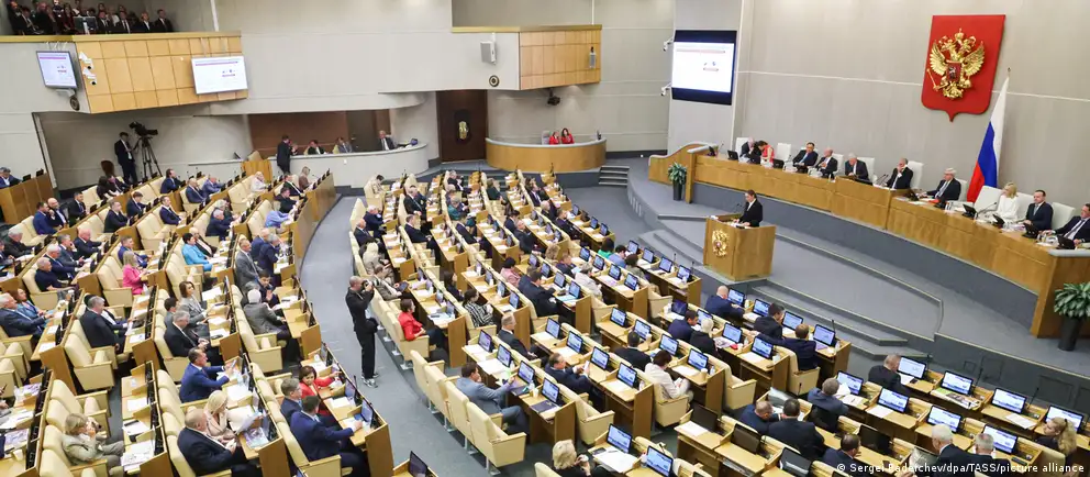 Депутаты приняли в первом чтении законопроект, вводящий в КоАП 58 новых оснований для административного выдворения иностранных граждан и лиц без гражданства, включая «дискредитацию» армии и участие в несогласованных акциях.