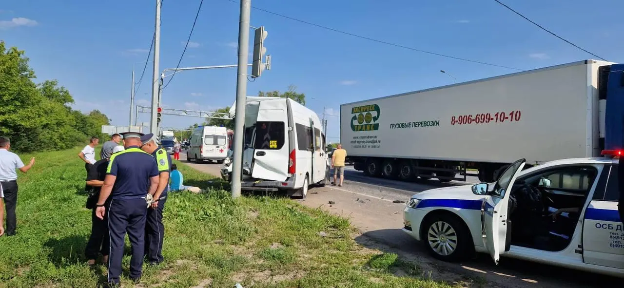Водитель грузовика на высокой скорости врезался в пассажирский автобус под Рязанью. В результате столкновения погиб человек, обвиняемый из Воронежа признан виновным и приговорён судом.