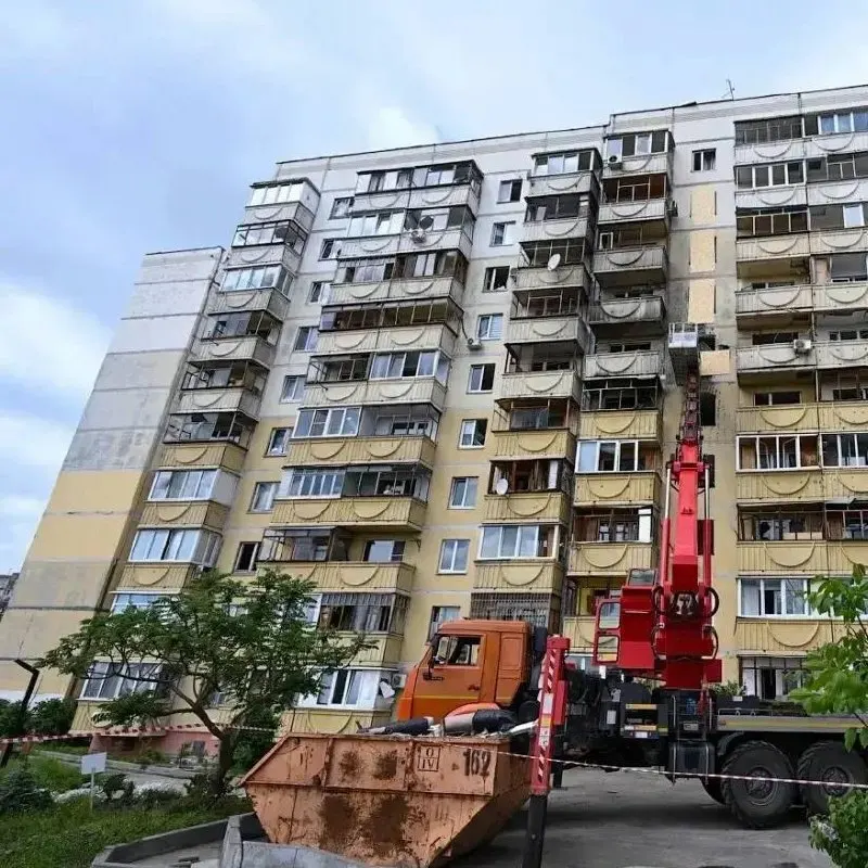 При ударе беспилотника по дому в Белгороде повреждены около 90 квартир — в основном остекление и балконы. В одном из подъездов нарушены инженерные сети: часть квартир осталась без воды, электропроводка пострадала после пожара. Восстановление электричества может занять до пяти дней, водоснабжения — 2–3 дня.