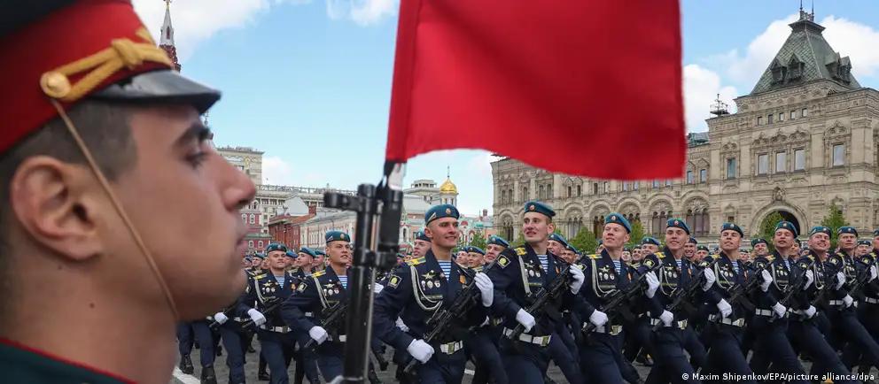 В ряде городов парады и салюты ко Дню Победы 9 мая либо пройдут в усечённом формате, либо вовсе отменены. Власти называют причинами безопасность и оперативную обстановку; эксперты оценивают и логистические, и политические мотивы такого решения.