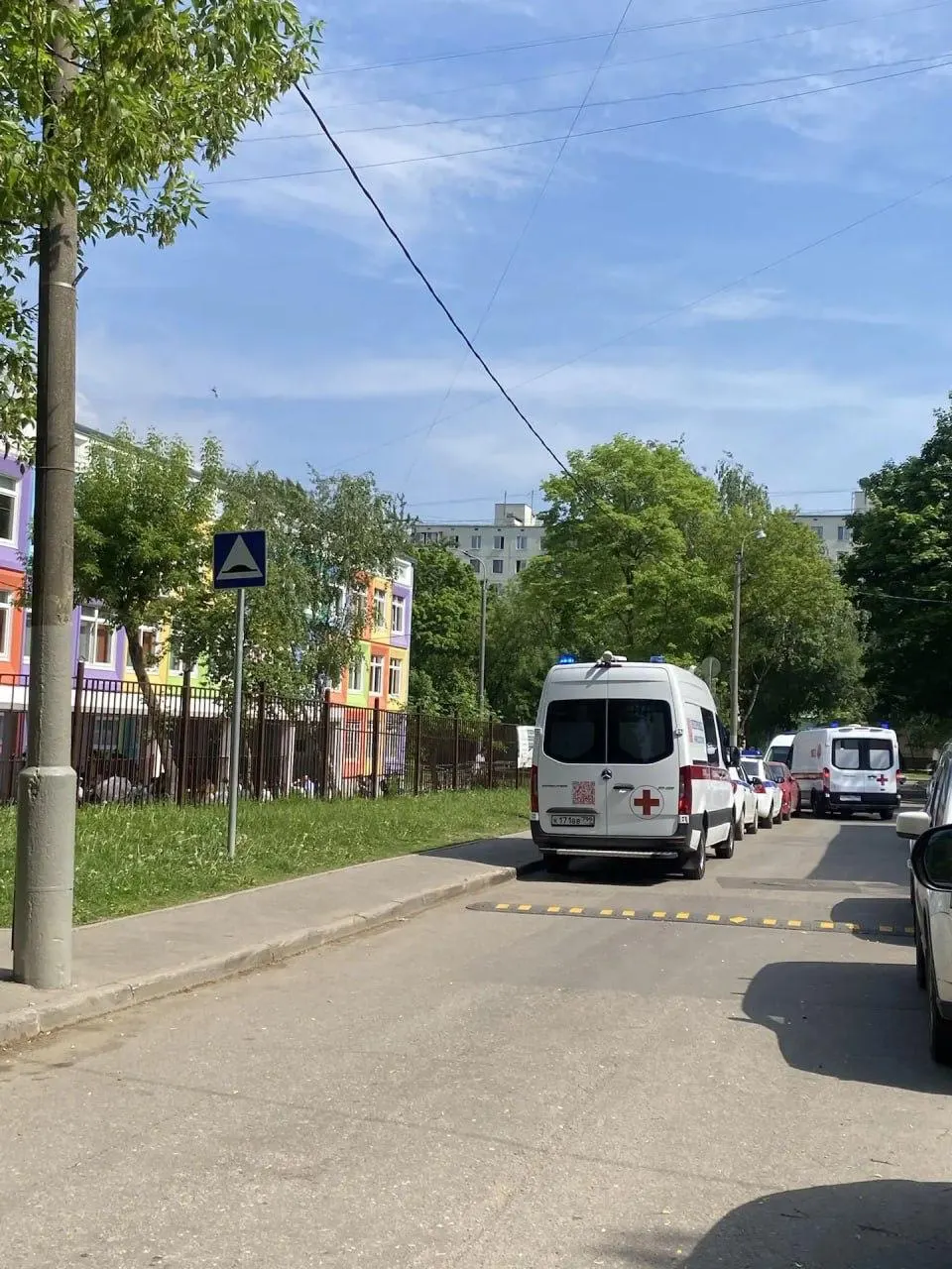 Во время репетиции выпускного во дворе московской школы вместо дымовых шашек сработали петарды. Двое 17‑летних подростков получили травмы, одному из них повредили палец; пострадавшим оказывается помощь.