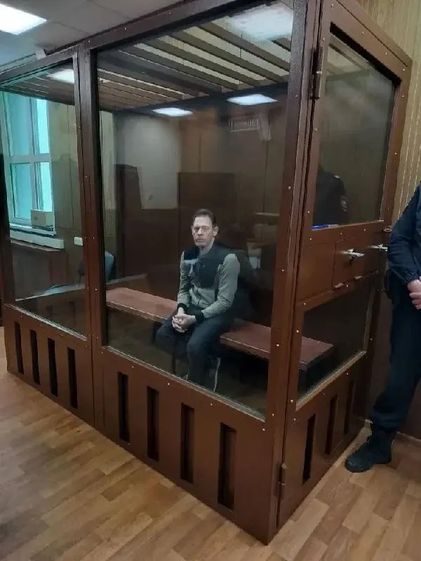 Басманный районный суд Москвы поместил под арест Виталия Ларина, которого обвиняют в попытке подрыва здания Министерства юстиции; срок содержания и точная квалификация обвинения не уточняются.