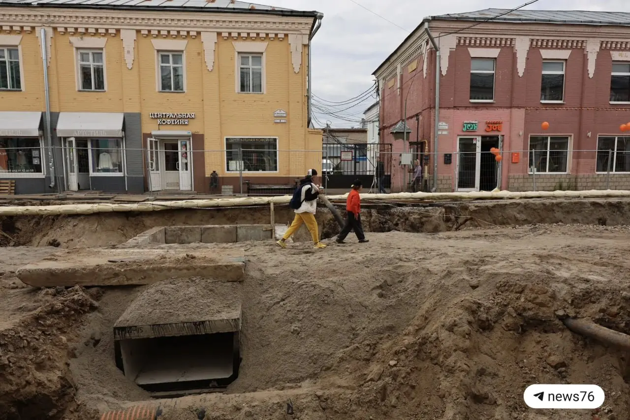 На улицах Депутатская, Нахимсона и в Депутатском переулке в Ярославле идут масштабные работы по созданию пешеходного центра. Местами лежит песок и крупные насыпи — лучше объезжать по Кирова или по улице Максимова.