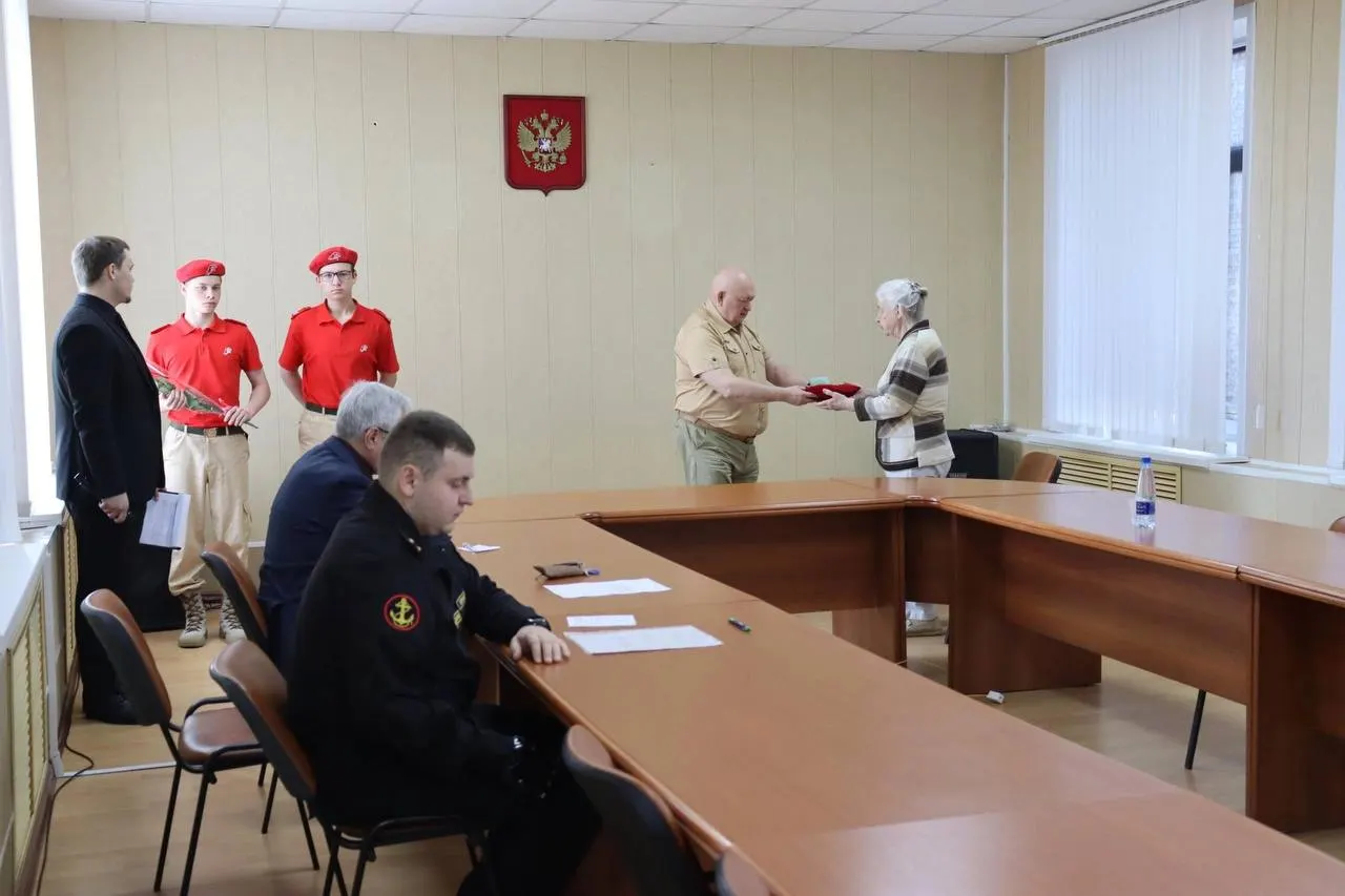 Владислав Аникеев погиб в 2024 году при выполнении боевого задания. Его посмертную награду передали бабушке — молодой человек подписал контракт, несмотря на проблемы со здоровьем в детстве.