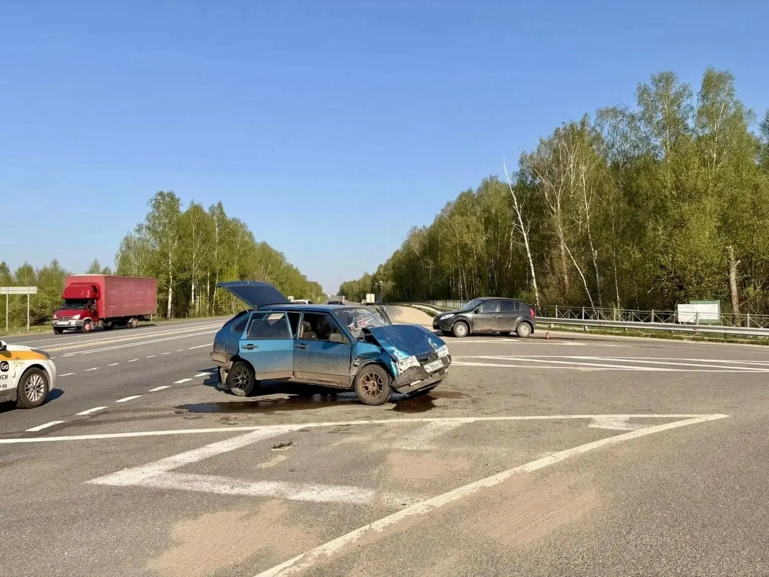 На трассе М-5 в Рязанской области столкнулись автомобили: трое человек госпитализированы, среди пострадавших — ребёнок. Обстоятельства происшествия уточняются.