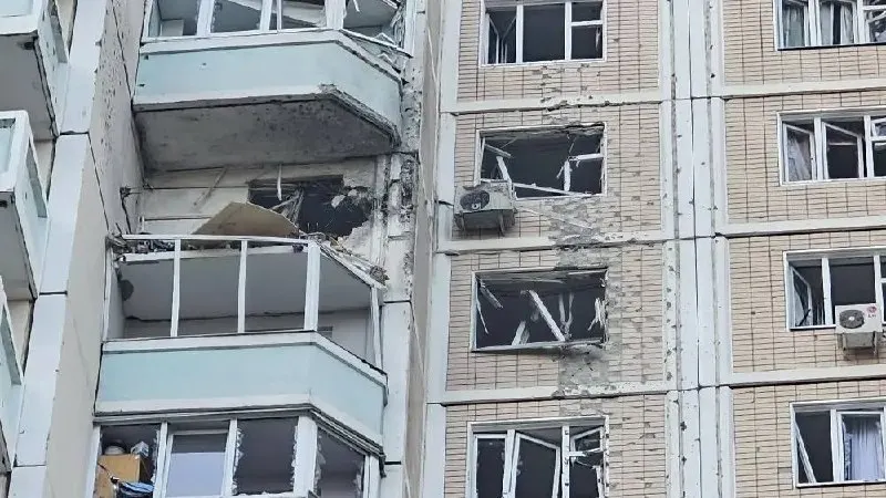 В результате ночных и утренних атак БПЛА в столице и Московской области погибли три человека, десятки получили ранения. Минобороны сообщает о сотнях сбитых беспилотников по ряду регионов.