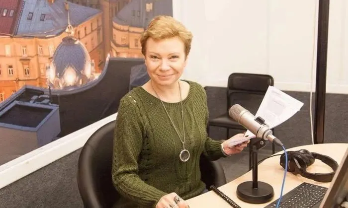 Тверской районный суд заочно назначил журналистке Оксане Баршевой (Ксении Лариной) арест на два месяца с момента экстрадиции, депортации или задержания в РФ. Её обвиняют в уклонении от исполнения обязанностей, связанных со статусом «иностранного агента». Минюст включил её в реестр в сентябре 2023 года, в ноябре 2025 года МВД объявило Ларину в розыск.
