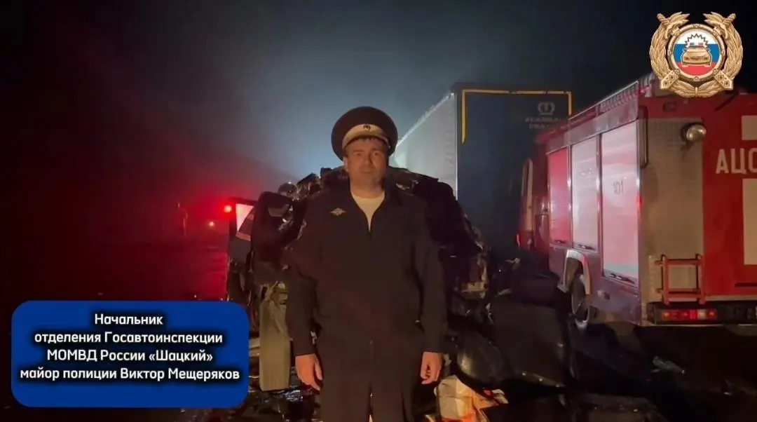 В Рязанской области произошло дорожное происшествие с участием легкового автомобиля и двух грузовиков. Есть погибший и пострадавшие, на месте работают экстренные службы.