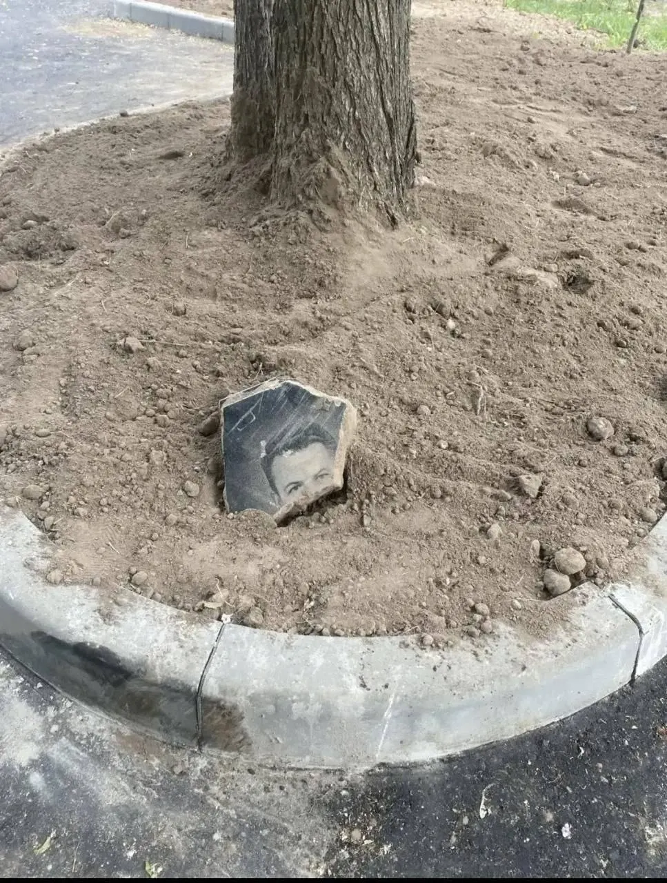 Во двор московского района привезли грунт, в котором обнаружили куски кладбищенских памятников и фрагмент одежды — часть материала высыпали возле детской площадки.