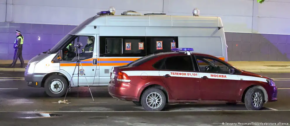 Беспилотник попал в здание на западе Москвы, пострадавших нет; повреждены фасад и стекла в нескольких квартирах, на месте работают экстренные службы.
