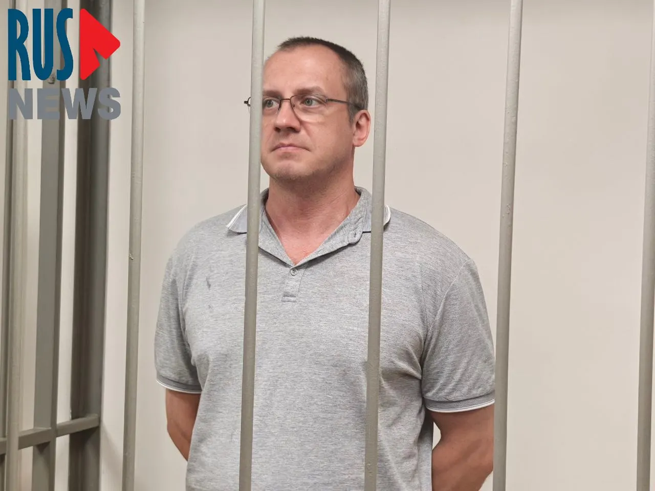 Он признал вину по делу о мошенничестве и не возражал против меры пресечения в виде домашнего ареста.