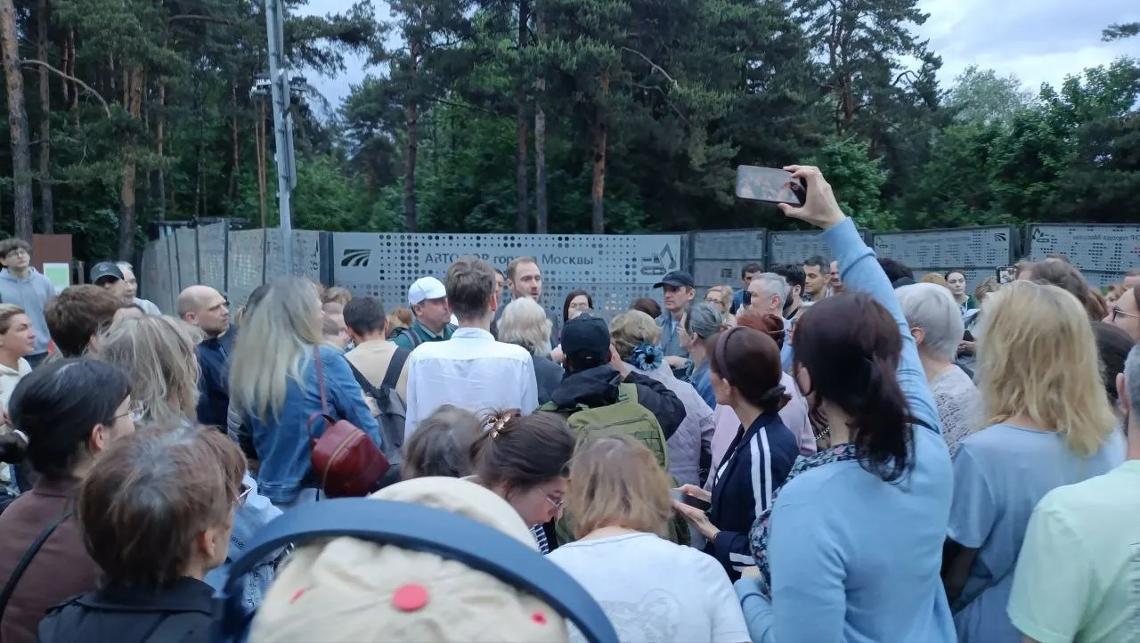 Более сотни человек собрались у стадиона «Медик», чтобы помешать вырубке на особо охраняемой зелёной территории и потребовать предъявления разрешительных документов.