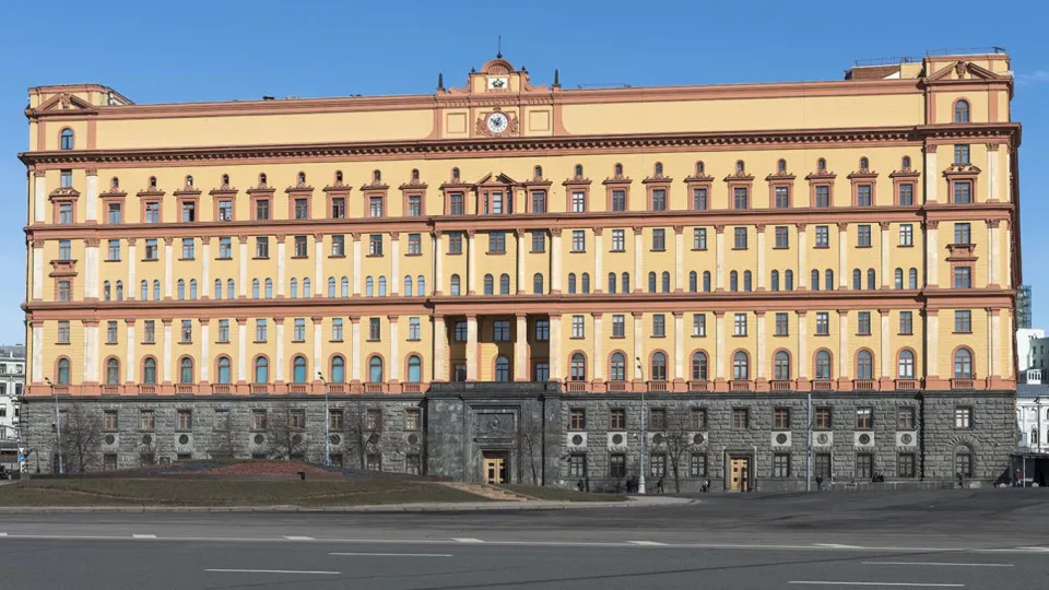 Руководитель пограничной службы ФСБ заявил о нарушениях договоров, строительстве заграждений и ограничениях на пересечение границы. Москва готовится к «различным вариантам развития событий» на фоне наращивания военной активности у западных рубежей.
