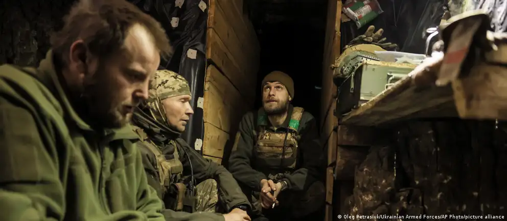 Ночью 6 мая Украина в одностороннем порядке объявила режим тишины, предложив прекратить огонь раньше в обмен на зеркальные действия Москвы. Российская сторона не дала ясного ответа, а днём ранее по украинским регионам были нанесены ракетные удары с жертвами.
