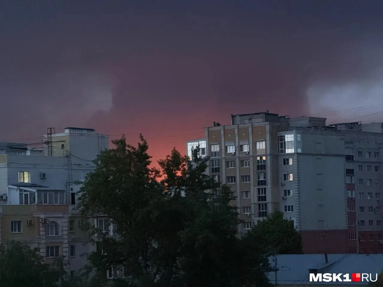 Беспилотники поразили два многоквартирных дома: 12 человек получили ранения, в том числе дети. По словам губернатора Павла Малкова, на месте работают экстренные службы, проводится ликвидация последствий.